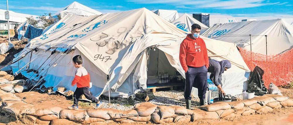 Vier Quadratmeter Platz hat eine Familie in den oft überfluteten oder zerfetzten Zelten im neuen Lager Kara Tepe auf Lesbos.