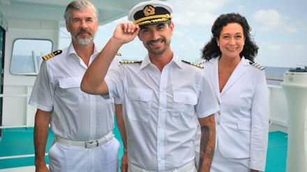 Das ZDF-"Traumschiff" Staff-Kapitän Martin Grimm (Daniel Morgenroth, v.l.n.r.), Kapitän Max Parger (Florian Silbereisen), Hanna Liebhold (Barbara Wussow) fuhr mit 6,56 Millionen Zuschauern am zweiten Weihnachtstag allen anderen fiktionalen TV-Sendungen davon. 