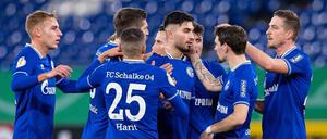 Suat Serdar (Bildmitte) brachte Schalke gegen Ulm 1:0 in Führung.