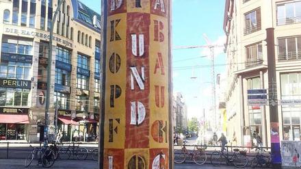 Der Litfaßsäulen-Aufdruck, konzipiert von Wolf Leo, am Hackeschen Markt im August.