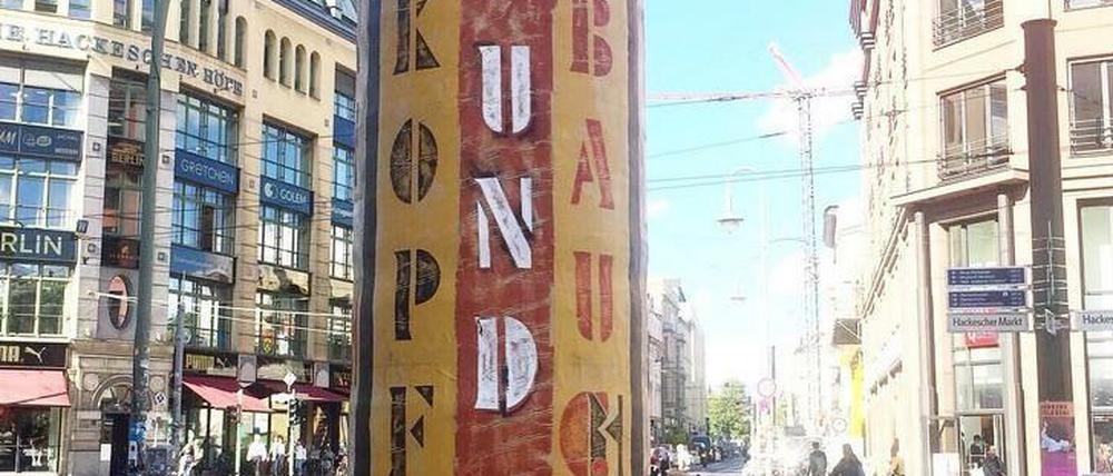 Der Litfaßsäulen-Aufdruck, konzipiert von Wolf Leo, am Hackeschen Markt im August.