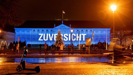 Zuversicht, hier auf das Schloss Bellevue projiziert, brauchen wir alle für die anstehenden Wintermonate.