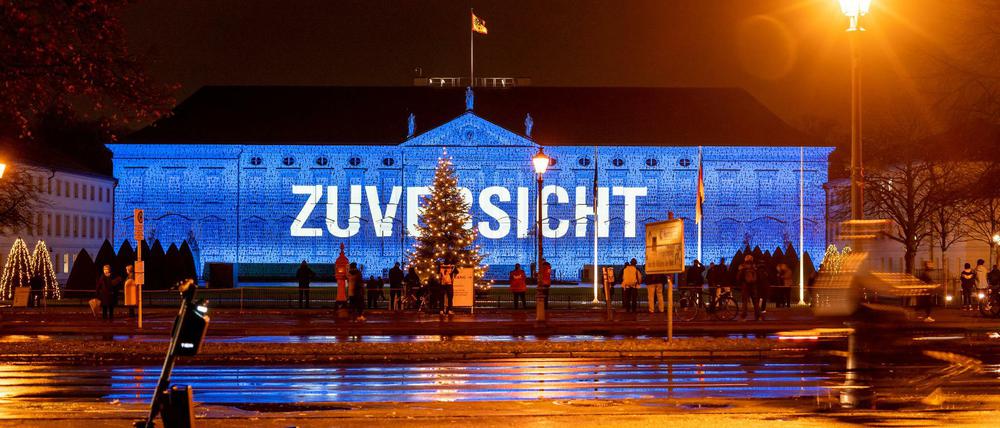 Zuversicht, hier auf das Schloss Bellevue projiziert, brauchen wir alle für die anstehenden Wintermonate.