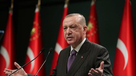 Recep Tayyip Erdogan, Präsident der Türkei, spricht im Anschluss an eine Kabinettssitzung bei einer Pressekonferenz. 