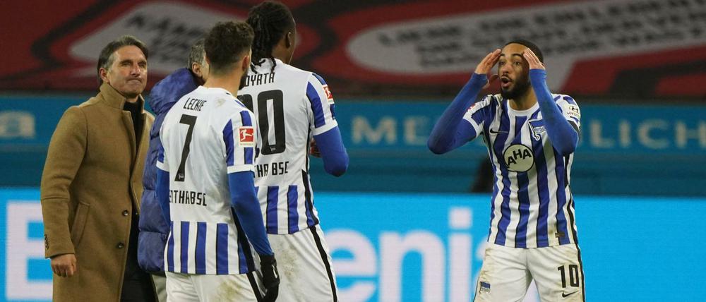 Auf Distanz. Trainer Bruno Labbadia rückte nach der Niederlage von Matheus Cunha (r.) ab.