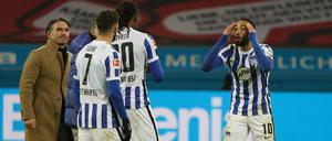 Auf Distanz. Trainer Bruno Labbadia rückte nach der Niederlage von Matheus Cunha (r.) ab.