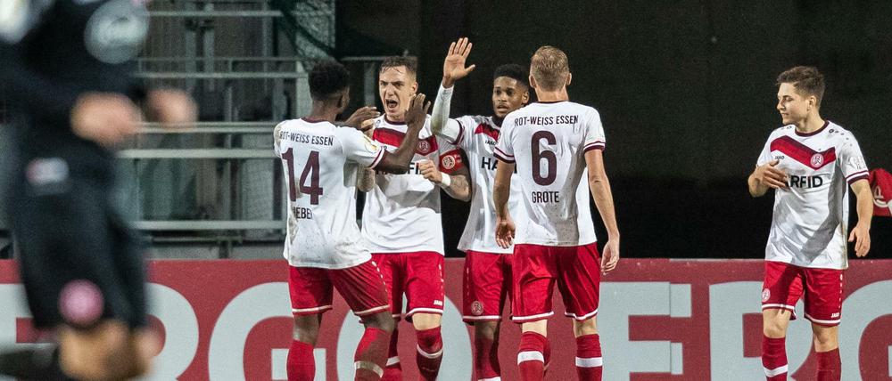 Spieler von Rot-Weiss Essen jubeln nach dem 2:1.