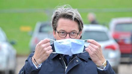 Verkehrsminister Scheuer verteilte Süßes - und bekam Saures. 