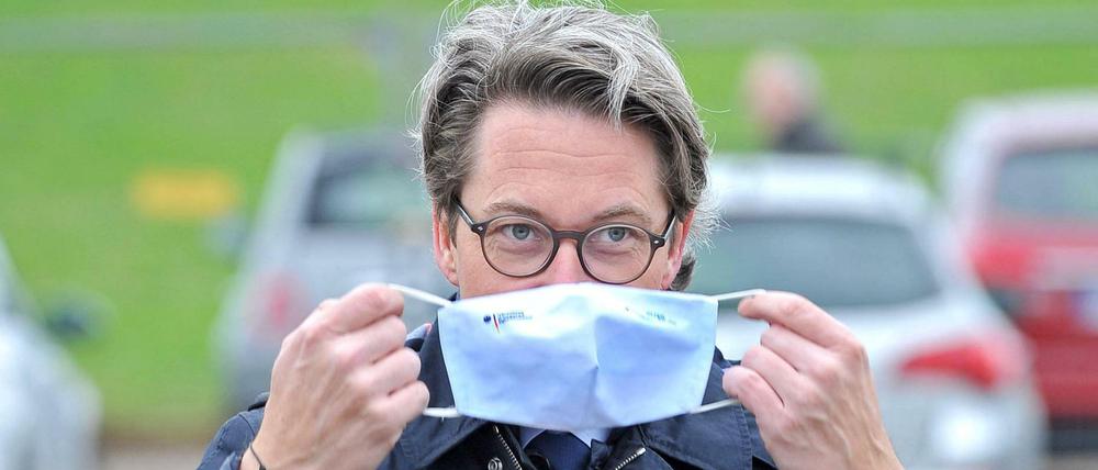 Verkehrsminister Scheuer verteilte Süßes - und bekam Saures.
