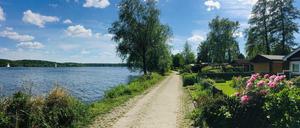 Bei Trockenheit besonders schön: links der Fluss, rechts die Lauben. Das Ernst-Liesegang-Ufer in Berlin-Kladow.
