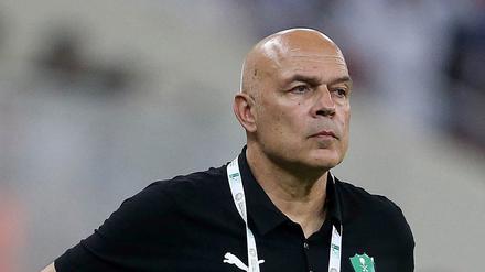 Christian Gross, hier als Trainer von Al Ahli, soll bei Schalke 04 übernehmen.