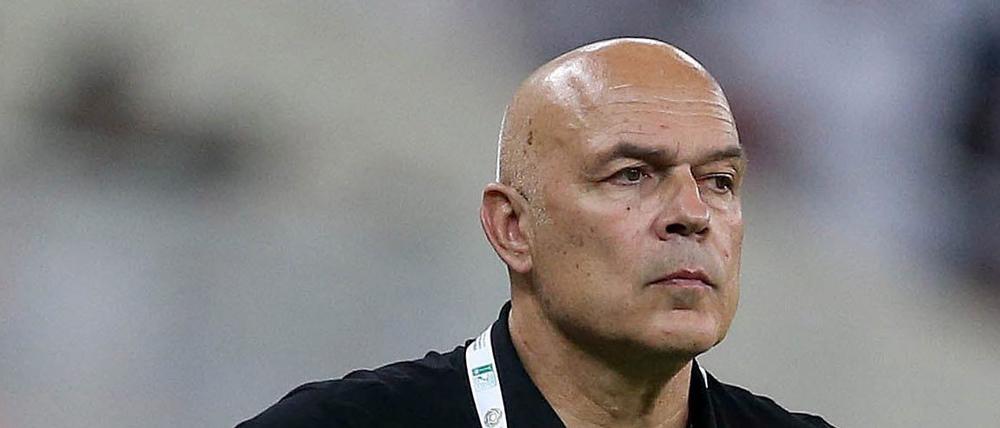 Christian Gross, hier als Trainer von Al Ahli, soll bei Schalke 04 übernehmen.