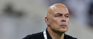 Christian Gross, hier als Trainer von Al Ahli, soll bei Schalke 04 übernehmen.