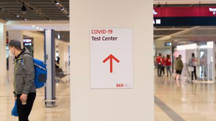 Mittlerweile wurden alle wartenden Passagiere am BER negativ getestet.