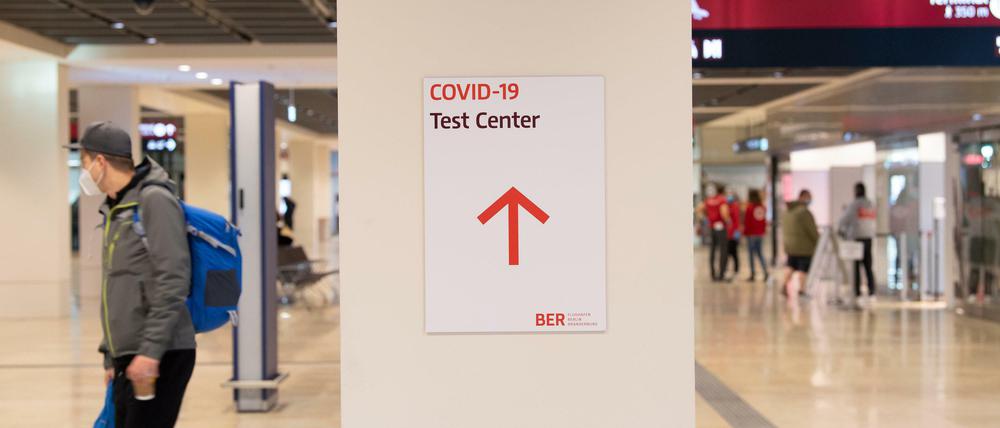 Mittlerweile wurden alle wartenden Passagiere am BER negativ getestet.