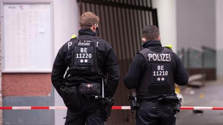 Polizeibeamte stehen vor der Einfahrt zu einem Haus an der Stresemannstraße in Kreuzberg. Am frühen Morgen des zweiten Weihnachtstages fielen hier Schüsse. 