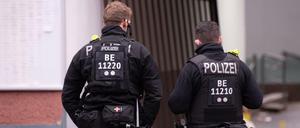 Polizeibeamte stehen vor der Einfahrt zu einem Haus an der Stresemannstraße in Kreuzberg. Am frühen Morgen des zweiten Weihnachtstages fielen hier Schüsse. 