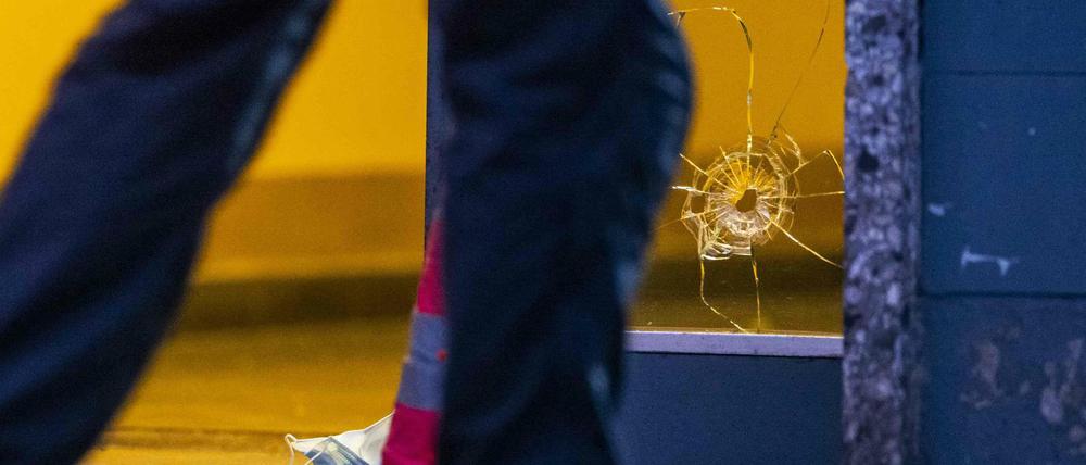 Einschussloch in einer Scheibe am Tatort. Morgens um kurz vor vier Uhr wurde die Polizei wegen Schüssen nach Kreuzberg gerufen.