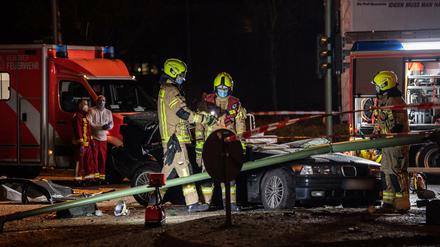 Nach Unfall und Rettungseinsatz blieb von dem Wagen nicht mehr viel übrig.