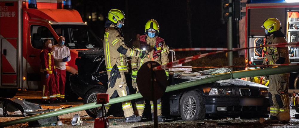 Nach Unfall und Rettungseinsatz blieb von dem Wagen nicht mehr viel übrig.