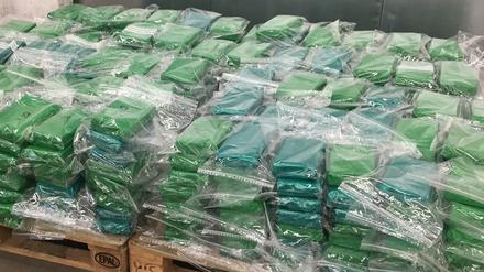 187 Kilogramm beschlagnahmtes Kokain liegt auf Paletten.
