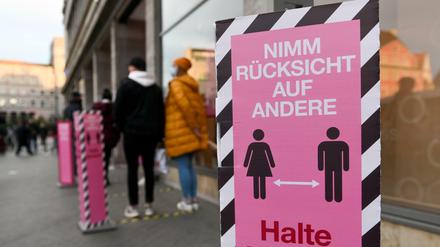 Kunden vor einem Geschäft in Halle/Saale