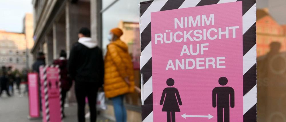 Kunden vor einem Geschäft in Halle/Saale