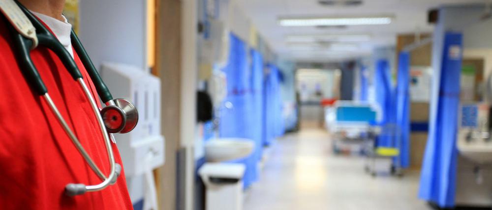 Das Corona-Infektionsrisiko ist in Krankenhäusern vor allem da hoch, wo sich viele Menschen aufhalten.