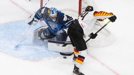 Hartes Ringen. Finnlands Torhüter Kari Piiroinen (l) pariert gegen Deutschlands John Peterka im ersten Drittel eines Spiels der IIHF Eishockey-Weltmeisterschaft der Junioren. 