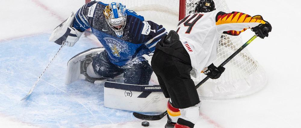 Hartes Ringen. Finnlands Torhüter Kari Piiroinen (l) pariert gegen Deutschlands John Peterka im ersten Drittel eines Spiels der IIHF Eishockey-Weltmeisterschaft der Junioren.