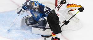 Hartes Ringen. Finnlands Torhüter Kari Piiroinen (l) pariert gegen Deutschlands John Peterka im ersten Drittel eines Spiels der IIHF Eishockey-Weltmeisterschaft der Junioren. 