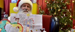 Liebevoll gestaltet sind die Wunschzettel oft, die den Weihnachtsmann in Himmelpfort jedes Jahr erreichen.