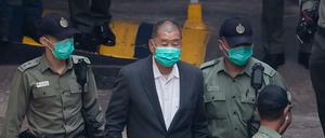Jimmy Lai in Begleitung von Justizvollzugsbeamten (Archivbild) 