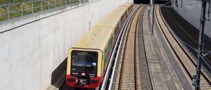 Die neue S-Bahn auf der Fahrt vom BER-Terminal in Richtung Berlin. 