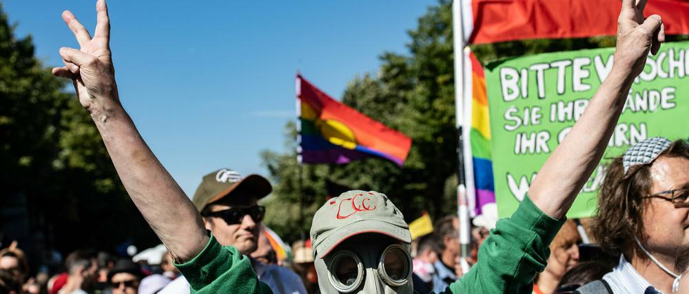 Ein Teilnehmer trägt eine Gasmaske bei der Demonstration gegen Corona-Maßnahmen am 1. August unweit des Brandenburger Tores. Dazu aufgerufen hat die Initiative „Querdenken 711“.