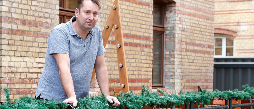 Ralf Steinacker auf der Terrasse seines Restaurants "Zollhaus Pankow". Er betreibt zudem drei Häuser der Kette "Spreegold" in Berlin und beschäftigt 120 Mitarbeiter.