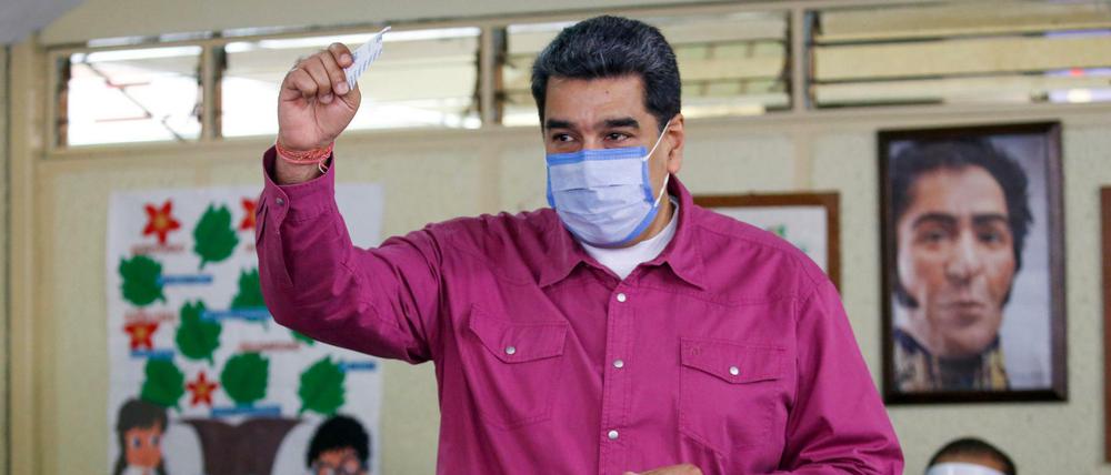 Präsident Maduro, Präsident gibt in einem Wahllokal seine Stimme ab.