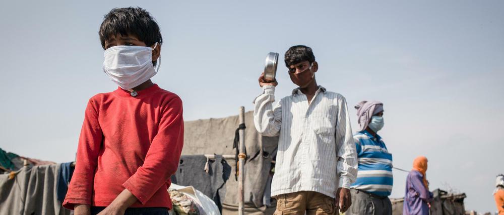 Kinder in Indien warten auf Essen, das von der Deutschen Welthungerhilfe verteilt wird.