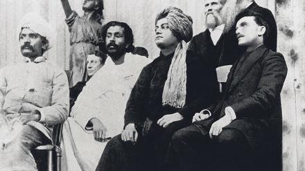 Beim Weltparlament der Religionen 1893 in Chicago. Der indische Jainist Virchand Gandhi, der singalesische Buddhist Anagarika Dharmapala, der Hindu Swami Vivekananda, ein Unbekannter, der protestantische Historiker Gaston Bonet Maury und der kroatische Erfinder Nikola Tesla, damals Anhänger des Swami (von links).