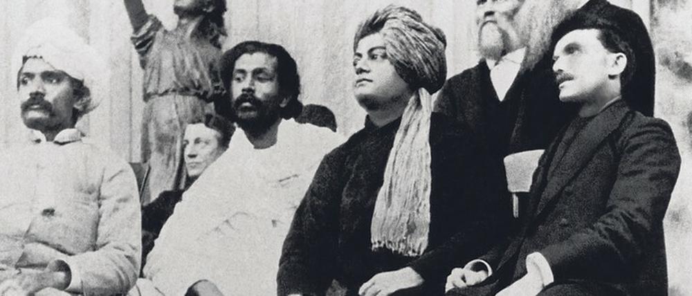 Beim Weltparlament der Religionen 1893 in Chicago. Der indische Jainist Virchand Gandhi, der singalesische Buddhist Anagarika Dharmapala, der Hindu Swami Vivekananda, ein Unbekannter, der protestantische Historiker Gaston Bonet Maury und der kroatische Erfinder Nikola Tesla, damals Anhänger des Swami (von links).