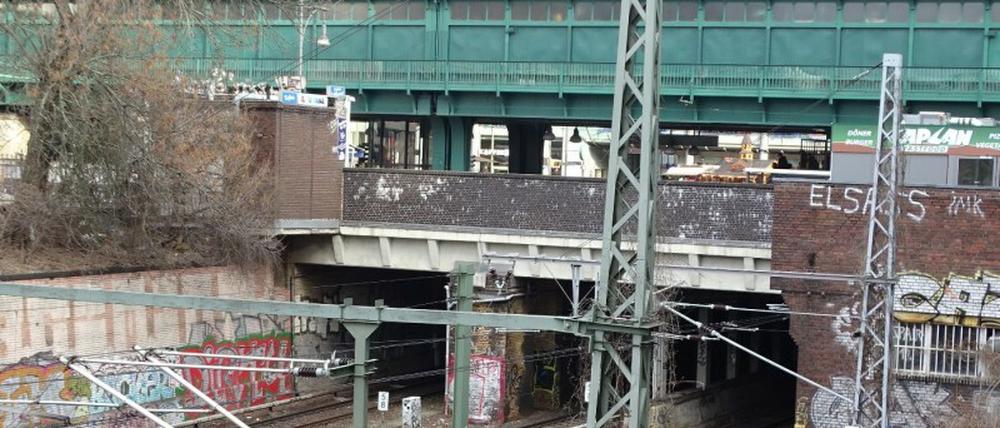 Die Brücke über die Ringbahn an der Schönhauser Allee in Prenzlauer Berg.