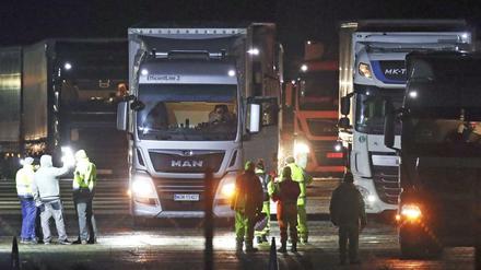 Lkw warten in Dover auf die Abfahrt, nachdem die Fahrer getestet wurden.