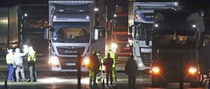 Lkw warten in Dover auf die Abfahrt, nachdem die Fahrer getestet wurden.