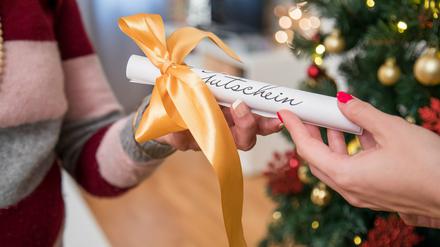 Geschenke müssen nicht direkt vorliegen: Auch Gutscheine sind im Corona-Jahr eine Gabe. 
