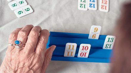 Denkspiel Rummikub: Ein Angebot in einer Tagespflege in Brandenburg.