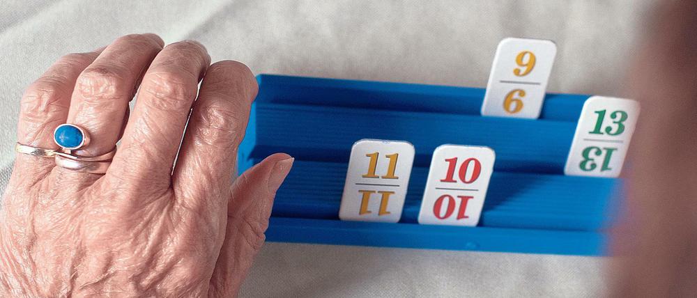 Denkspiel Rummikub: Ein Angebot in einer Tagespflege in Brandenburg.