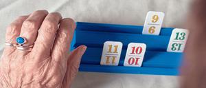 Denkspiel Rummikub: Ein Angebot in einer Tagespflege in Brandenburg.