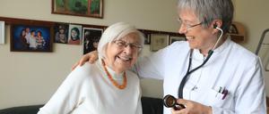 Ohne Maske - vor der Pandemie. Heimärztin Irmgard Landgraf und die Bewohnerin Gertrud Haase im Pflegeheim Agaplesion Sophienhaus.
