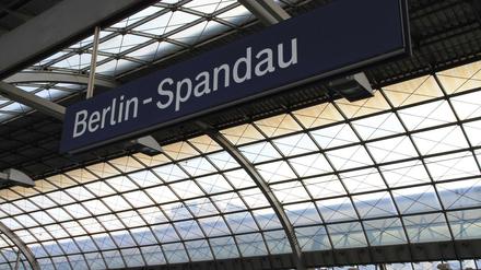 Die Fernbahnstrecke zwischen Hauptbahnhof und Spandau ist am Dienstagmorgen gesperrt.