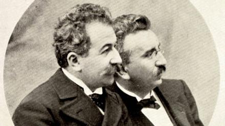 Die französischen Filmpioniere Auguste und Louis Lumière.